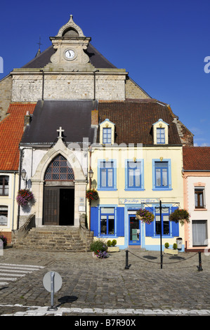 Friseursalon am Eingang zum denkmalgeschützten historischen 16. Jahrhundert Kirche von St. Martin am Samer Pas De Calais Frankreich Stockfoto