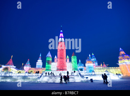 Spektakulär beleuchtete Eisskulpturen am Eis und Schnee Festival Harbin in der Provinz Heilongjiang China Stockfoto