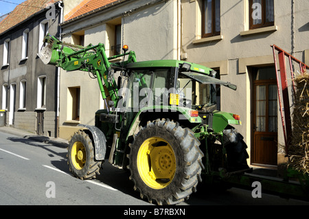 Traktor auf der Straße von Samer, Pas-de-Calais, Frankreich. Stockfoto