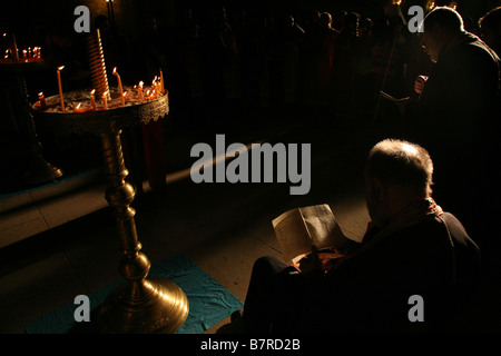 Orthodoxen Gottesdienst zum St. Ludmila von Böhmen in St George Basilica der Prager Burg, Tschechische Republik. Stockfoto