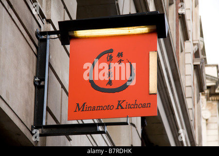 Schild über dem Eingang zu den Minamoto Kitchoan shop (japanischen Süßwaren und Reformkost) am Piccadilly, London. Jan 2009 Stockfoto