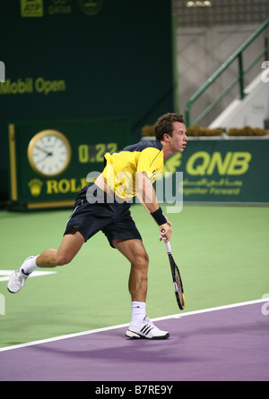 Deutsche Tennis-Star Phillip Kholschreiber in Aktion gegen Roger Federer bei den Qatar Open Januar 2009 Stockfoto