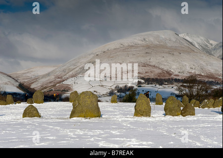 Castlerigg Stone Circle in der Nähe von Keswick Blickrichtung Saddleback im Schnee englischen Lake District Stockfoto