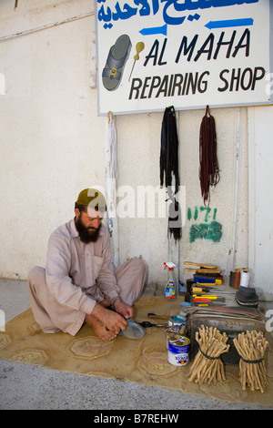 Al Maha Schuh repairer, (MR) Schuster und Footwear Reparatur shop in Ras Al Khaimah, Vereinigte Arabische Emirate VAE Stockfoto