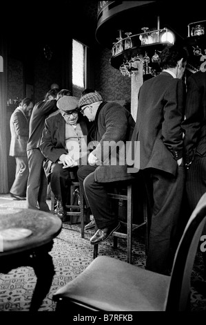 Zwei alte Männer in Tuch Kappen im Gespräch in ihrer Stammkneipe Kentish Town London Stockfoto