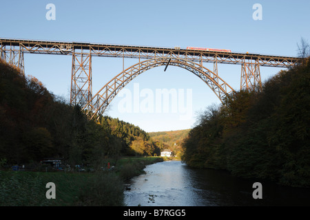 Solingen Müngstener Brücke Über Die Wupper Nach Remscheid Höchste Eisenbahnbrücke Deutschlands 1893-1897 107 Meter Hoch 465 Mete Stockfoto