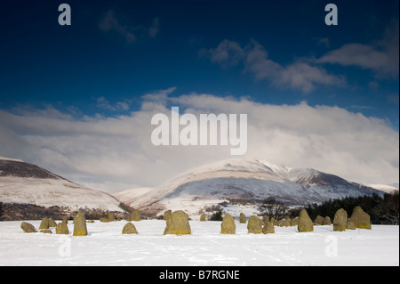 Castlerigg Stone Circle in der Nähe von Keswick Blickrichtung Saddleback im Schnee englischen Lake District Stockfoto