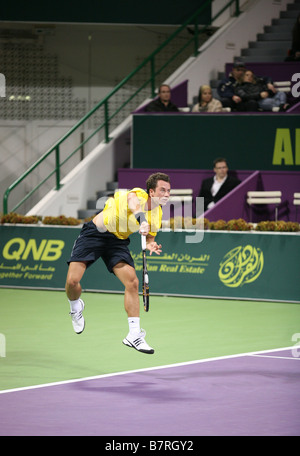 Deutsche Sterne Philipp Kohlschreiber servieren bei den Qatar Open gegen Roger Federer Stockfoto