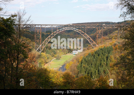 Solingen Müngstener Brücke Über Die Wupper Nach Remscheid Höchste Eisenbahnbrücke Deutschlands 1893-1897 107 Meter Hoch 465 Mete Stockfoto