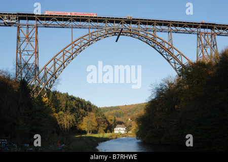 Solingen Müngstener Brücke Über Die Wupper Nach Remscheid Höchste Eisenbahnbrücke Deutschlands 1893-1897 107 Meter Hoch 465 Mete Stockfoto