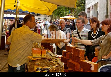 Marktstand In mittelalterlichen Parthenay, Deux-Sèvres, Frankreich Stockfoto