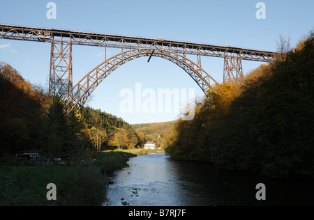 Solingen Müngstener Brücke Über Die Wupper Nach Remscheid Höchste Eisenbahnbrücke Deutschlands 1893-1897 107 Meter Hoch 465 Mete Stockfoto