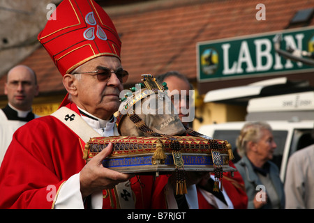 Kardinal Miloslav Vlk trägt den Schädel des St. Wenceslas in Stara Boleslav, Tschechien, am 27. September 2008. Stockfoto