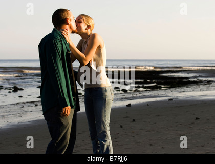 Junge Paar küssen am Strand Stockfoto