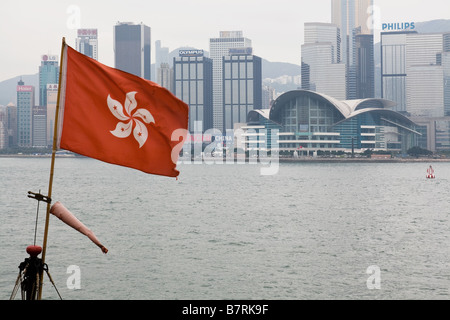 Hong Kong-Flagge mit Wanchai Convention Center im Hintergrund Stockfoto