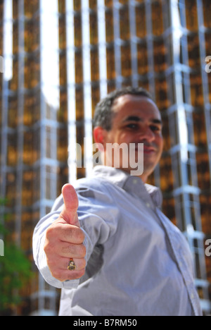 Zuversichtlich Geschäftsmann Daumen hoch Fokus auf einer Seite zeigen Stockfoto