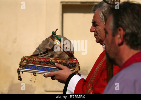 Katholischer Priester trägt den Schädel des St. Wenceslas in Stara Boleslav, Tschechien, am 27. September 2008. Stockfoto