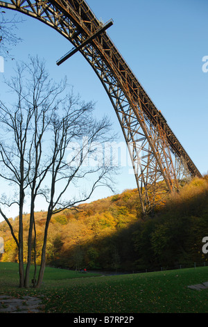 Solingen Müngstener Brücke Über Die Wupper Nach Remscheid Höchste Eisenbahnbrücke Deutschlands 1893-1897 107 Meter Hoch 465 Mete Stockfoto