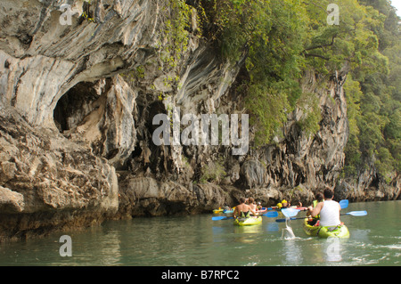 Kajakfahren in Ao Nalene Mangroven in Thailand Stockfoto