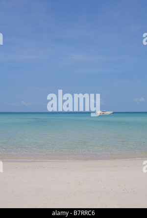 Ein Speed-Boot sitzt auf dem kristallklaren Wasser des Ao Thong Nai Pan Yai Beach Koh Phangan Thailand unter blauem Himmel Stockfoto