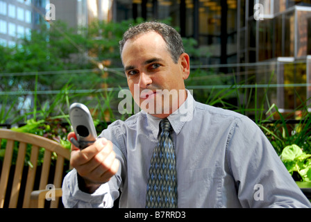 Porträt eines geschäftigen Geschäftsmann in der Stadt, die ein Handy Stockfoto