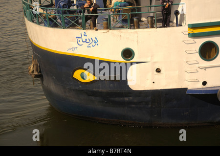 Kreuzfahrtschiff auf dem Nil auf einer Nilkreuzfahrt, Ägypten mit Charme gegen den bösen Blick Stockfoto