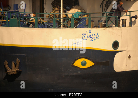 Boot auf dem Nil auf einer Nilkreuzfahrt, Ägypten mit Charme gegen den bösen Blick Stockfoto