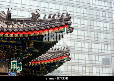 Kontrast zwischen kunstvollen traditionellen Architektur des historischen Gebäudes und im Financial District Beijing 2009 neues Bürogebäude Stockfoto