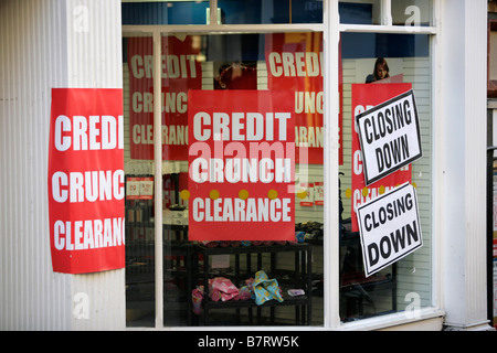 Schließung der Plakate in einem Schaufenster in Shrewsbury, Shropshire, UK Stockfoto