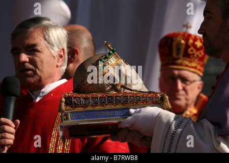 Katholischer Priester trägt den Schädel des St. Wenceslas in Stara Boleslav, Tschechien, am 27. September 2008. Stockfoto