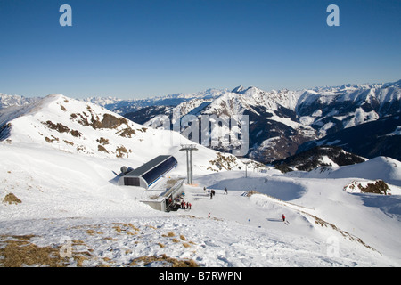 Rauris Österreich EU Januar Blick von oberhalb der Gipfelbahn entfernt begrüßt gondelstation an der Oberseite der Hochalmbahnen Skipisten in den österreichischen Alpen auf einem schönen Wintertag Stockfoto