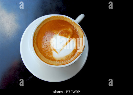 Cappuccino mit Herzform auf Schaum Stockfoto