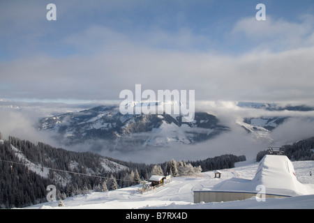 Rauris Österreich EU Januar in den österreichischen Alpen von Hochalm Gondelbahn hoch über Rauris Stadt an einem schönen Wintertag Wetter Stockfoto