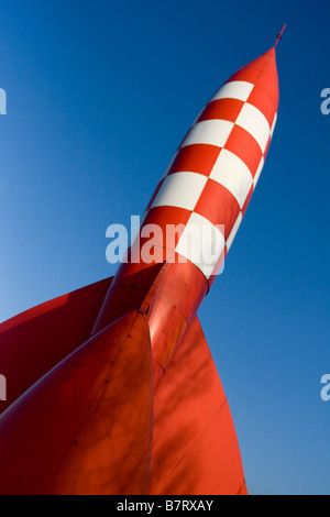 Rote und weiße Rakete Modell. blauer Himmel. Tim und Struppi Hergé Geschichte. Mond-Landung-Cartoon. In Chabeuil Drôme Provencale. Frankreich 90229 Tintin Stockfoto