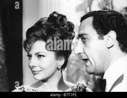 I Tre volti Jahr: 1965 Soraya, Alberto Sordi Regie: Michelangelo Antonioni, Mauro Bolognini Stockfoto