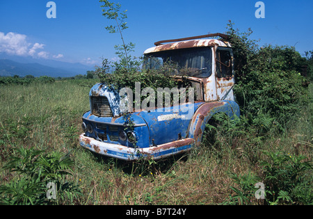 Verlassene & überwucherten LKW oder LKW-Wrack im Feld, Korsika, Frankreich Stockfoto