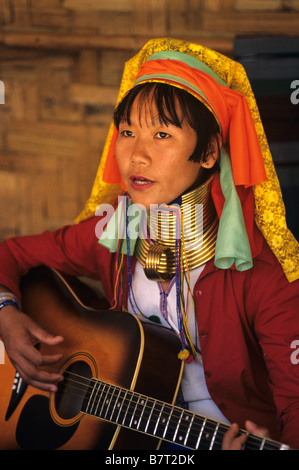 Porträt des birmanischen lang-necked Padaung (Kayan oder Karenni) Frau spielt Gitarre, im Flüchtlingslager, Mae Hong Son Provinz Thailand Stockfoto