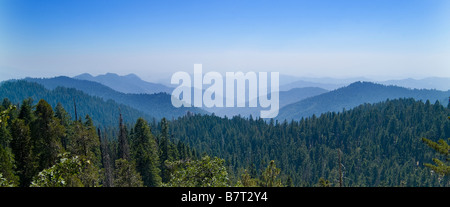 Ferne Berge & Nebel, Kings Canyon Nationalpark, Kalifornien USA Stockfoto