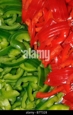 Grüne und rote Paprika (in Scheiben geschnitten) Stockfoto