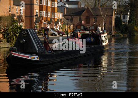 Narrowboat mit festen Brennstoffen versorgt über die Staffordshire und Worcestershire Kanal an Stourport Stockfoto