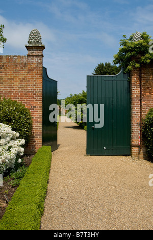 Der Eingang zum Garten in Felbridge Hall, eine National Trust-Eigenschaft. Norfolk, England, Vereinigtes Königreich. Stockfoto