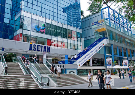 Ngee Ann Stadt Isetan Essen Republik Singapur Orchard Road Menschen moderne Mode Luxus Shopping Mall Shop speichern Geschäfte Geschäfte Stockfoto