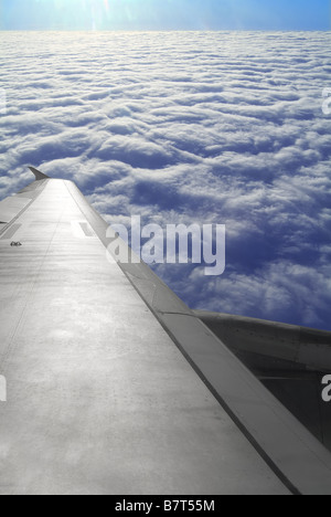 Tragfläche mit blauem Himmel & Wolken Stockfoto