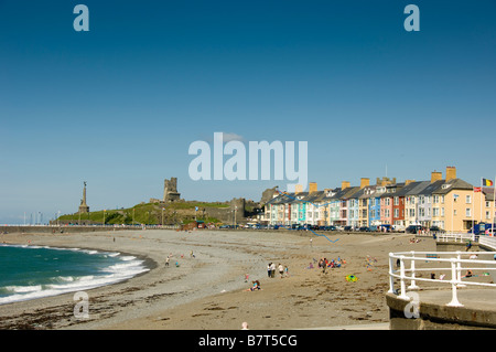 South Beach mit den Burgruinen und den bunten Häusern der South Marine Terrace in der Ferne. Aberystwyth Wales Stockfoto