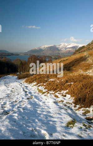 Blick von oben Ashness Brücke in der Nähe von Keswick über Derwent Water schaut in Richtung einer Schnee bedeckt Skiddaw englischen Lake District Stockfoto