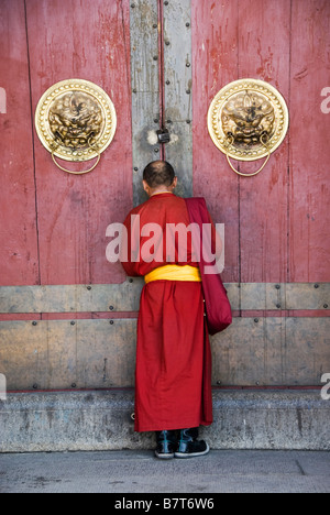 Buddhistischer Mönch im Kloster Gandantegchinlen Khiid, Ulan Bator, Mongolei. Stockfoto