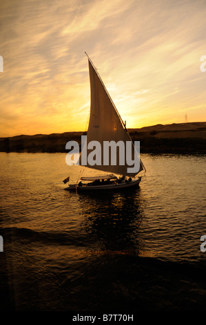 Sonnenuntergang über den Nil auf einer Nil-Kreuzfahrt, Ägypten Stockfoto