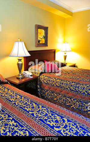 Schlafzimmer Innenraum mit zwei Doppelbetten Bilder an der Wand sind meine eigenen Stockfoto