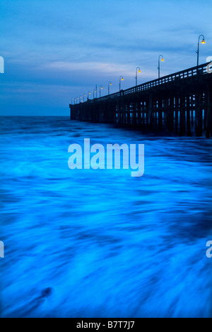 Wellen-Ocean Motion Blur & Ventura Pier, Ventura Kalifornien USA Stockfoto