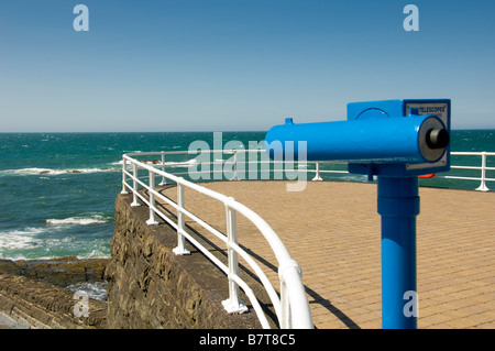 Münzbetriebenes Teleskop auf einer Aussichtsterrasse am New Promenade mit Blick auf die Irische See. Aberystwyth Wales Stockfoto